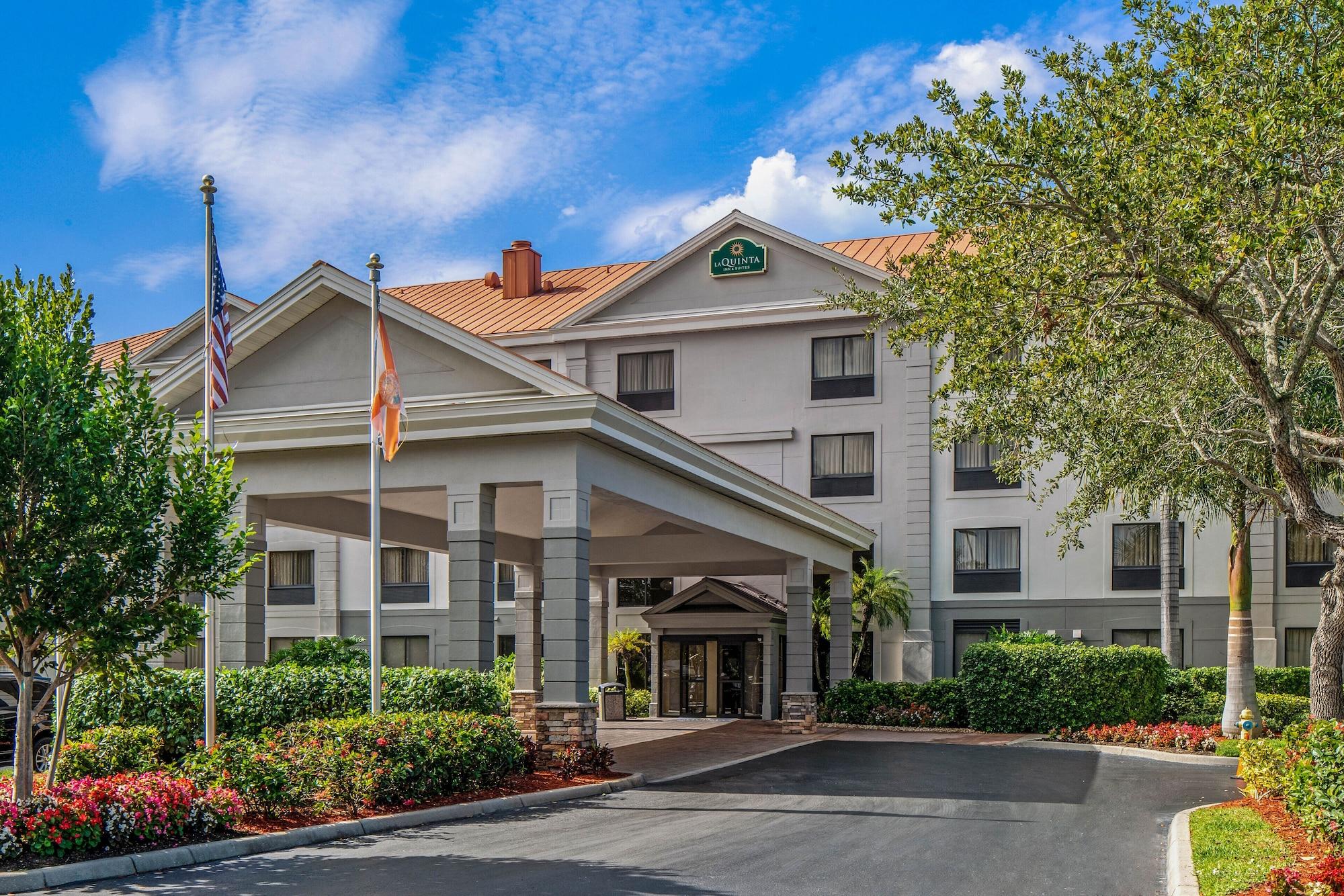 La Quinta By Wyndham Bonita Springs Naples North Hotel Exterior photo