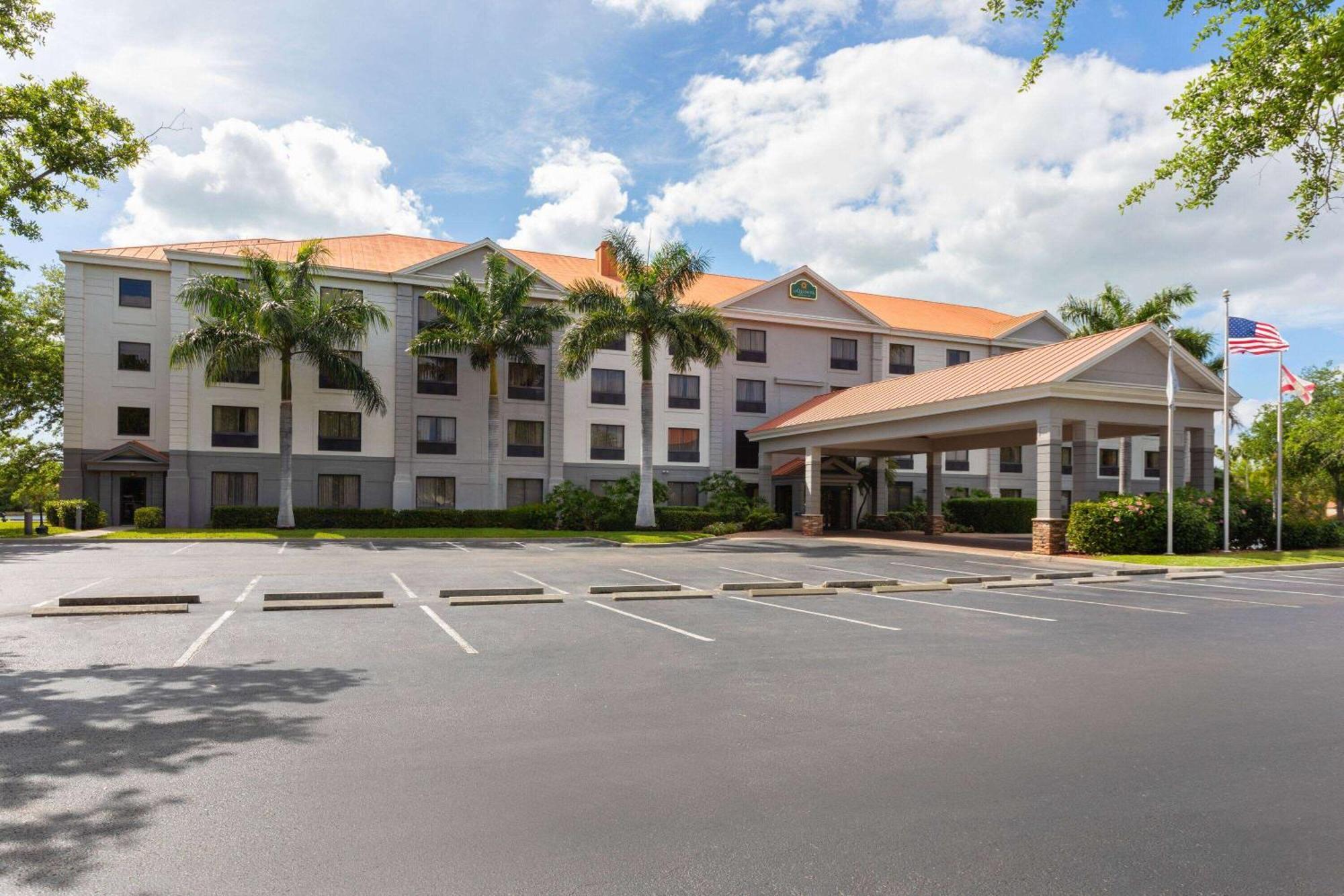 La Quinta By Wyndham Bonita Springs Naples North Hotel Exterior photo