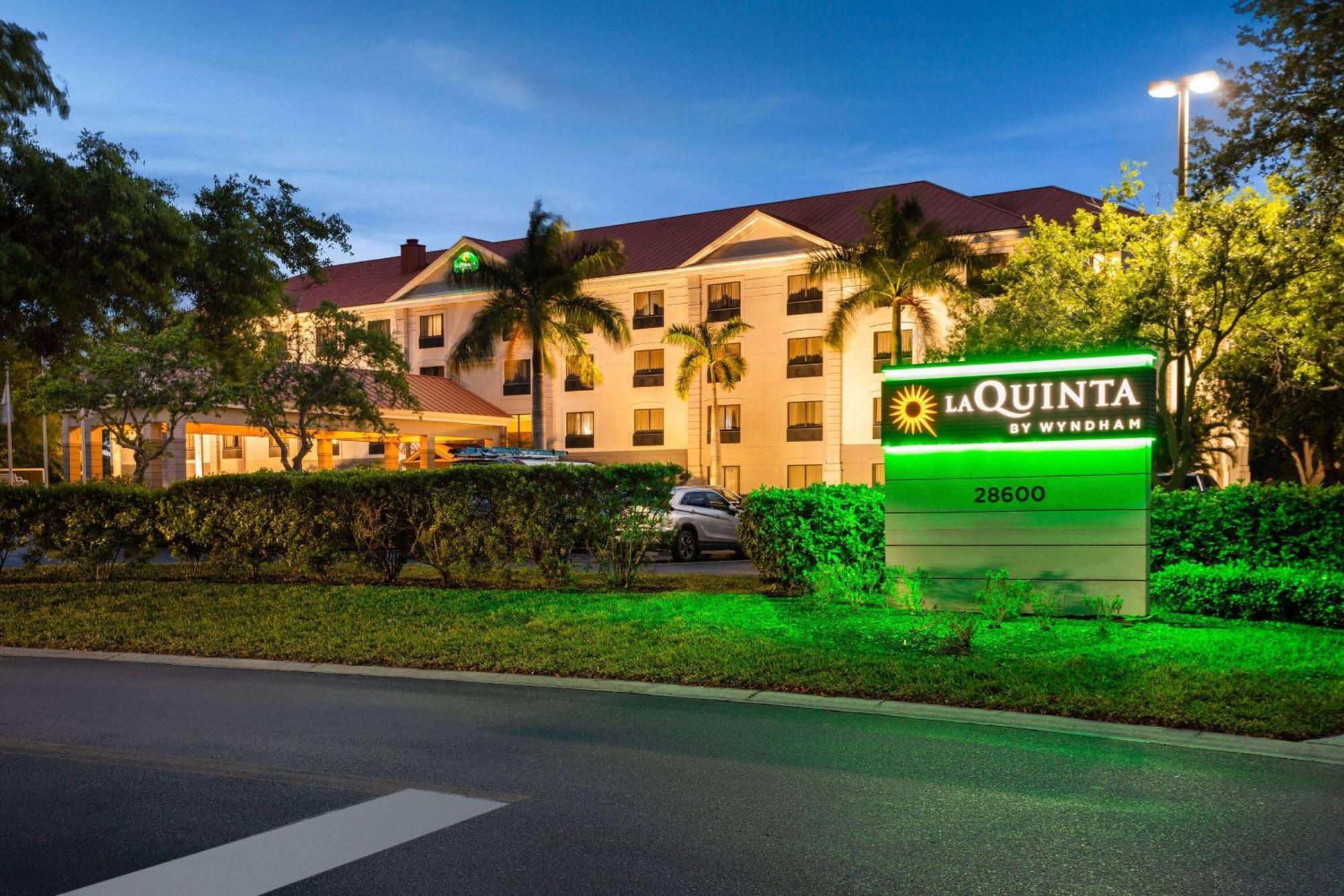 La Quinta By Wyndham Bonita Springs Naples North Hotel Exterior photo